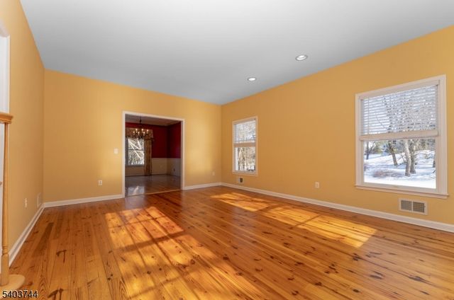 5 Southgate Dr, Clinton Twp., NJ 08801