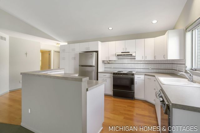 1674 Lakeview Drive, Zeeland Twp, MI 49464