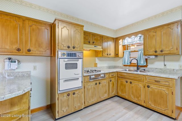 6904 Charmon Ave, Louisville, KY 40219