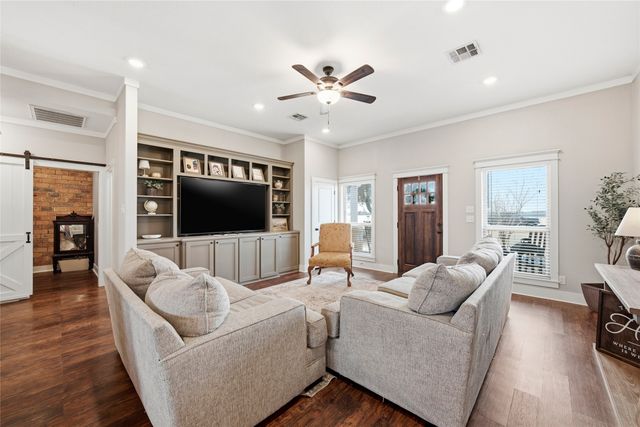 1130 N Lone Star Parkway, Mcgregor, TX 76657