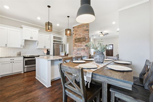 1130 N Lone Star Parkway, Mcgregor, TX 76657