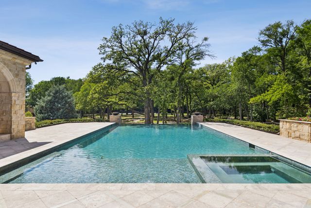 690 S Peytonville Avenue, Southlake, TX 76092