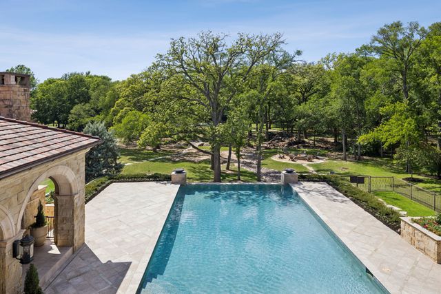 690 S Peytonville Avenue, Southlake, TX 76092