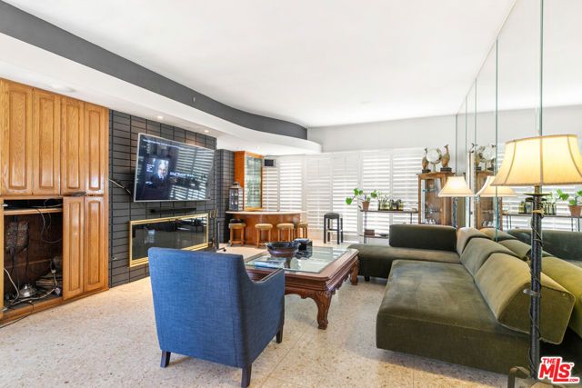 6704 Bedford Avenue, Los Angeles, CA 90056