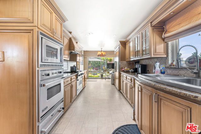 6704 Bedford Avenue, Los Angeles, CA 90056