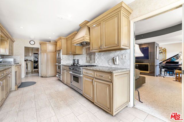 6704 Bedford Avenue, Los Angeles, CA 90056