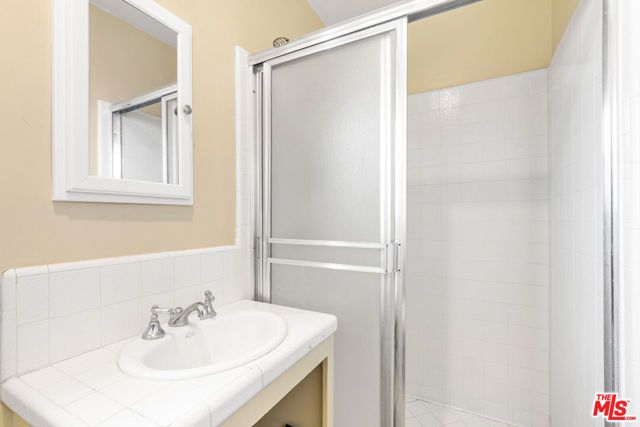 6704 Bedford Avenue, Los Angeles, CA 90056
