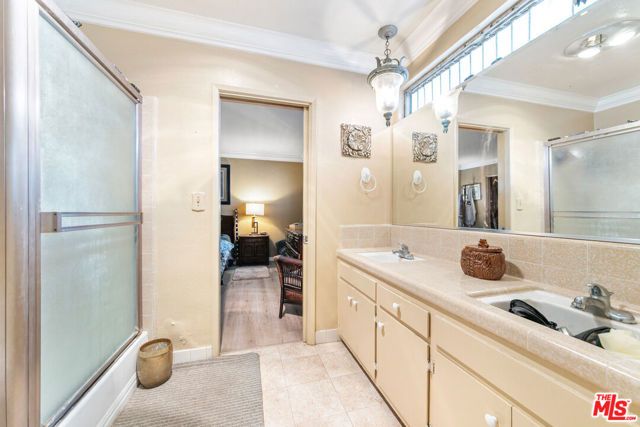 6704 Bedford Avenue, Los Angeles, CA 90056