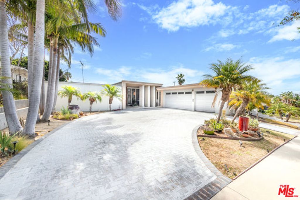 6704 Bedford Avenue, Los Angeles, CA 90056