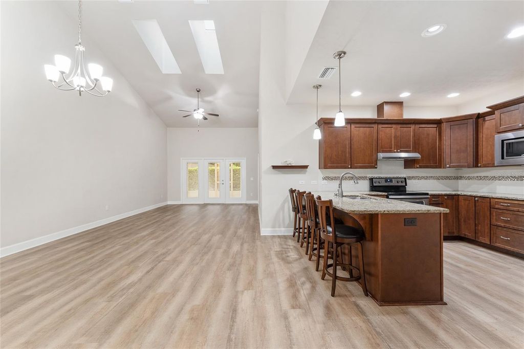 Image 16 of property listing at 1093 NW 126TH WAY, Newberry, FL 32669