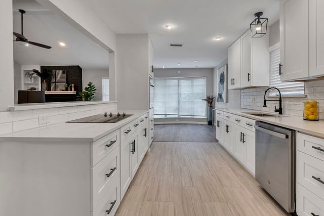 305 Northglen Drive, Hurst, TX 76054