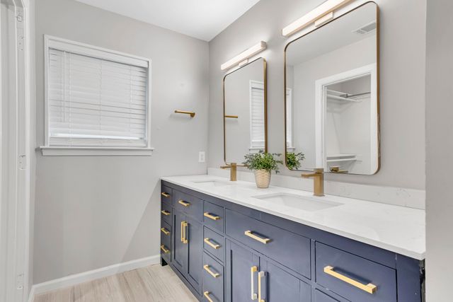 305 Northglen Drive, Hurst, TX 76054