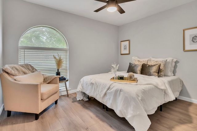 305 Northglen Drive, Hurst, TX 76054