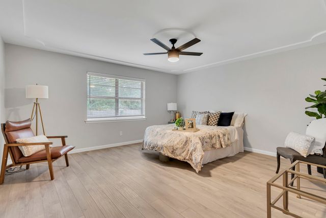 305 Northglen Drive, Hurst, TX 76054