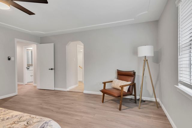 305 Northglen Drive, Hurst, TX 76054