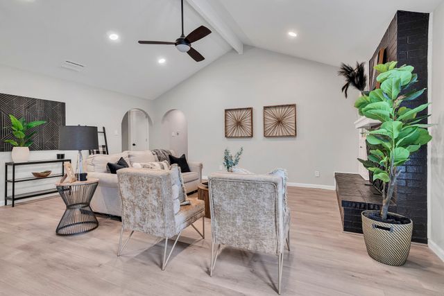 305 Northglen Drive, Hurst, TX 76054