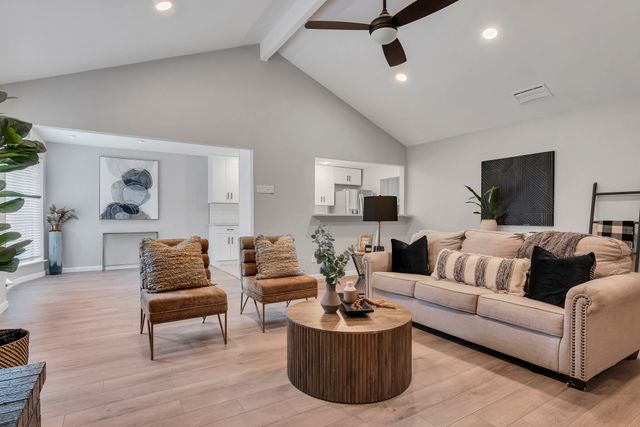 305 Northglen Drive, Hurst, TX 76054