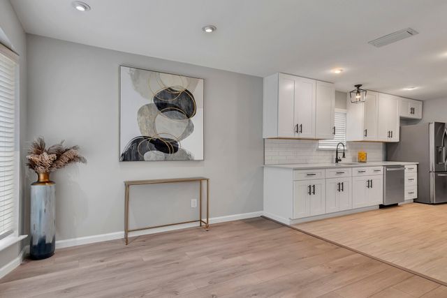 305 Northglen Drive, Hurst, TX 76054