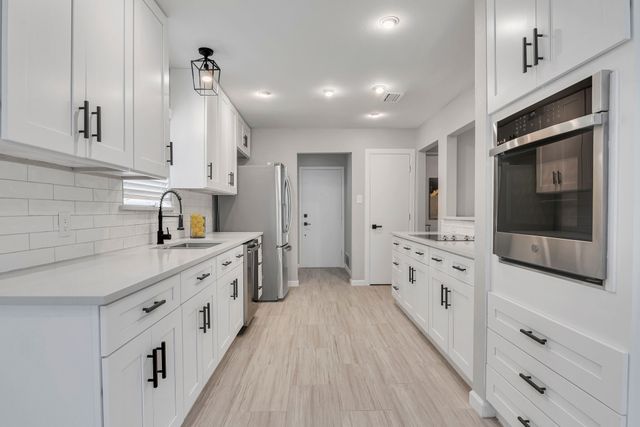 305 Northglen Drive, Hurst, TX 76054