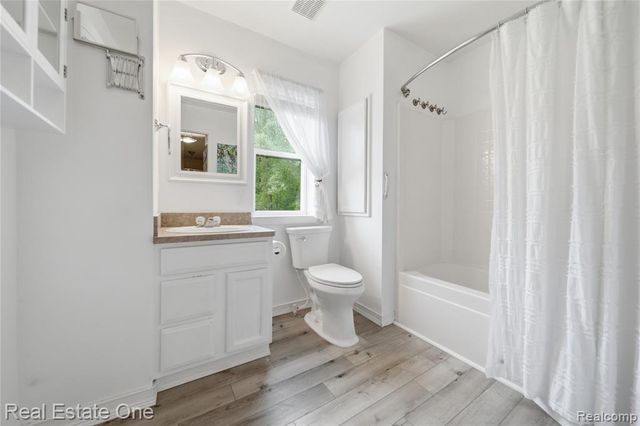 8576 Barrington Drive, Ypsilanti, MI 48198