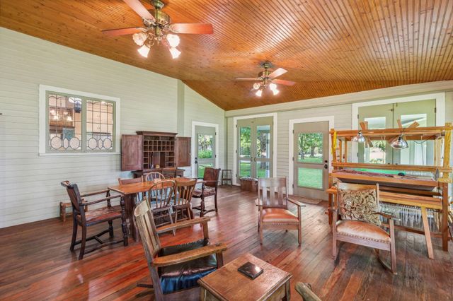 405 W Clifton Street, Pilot Point, TX 76258