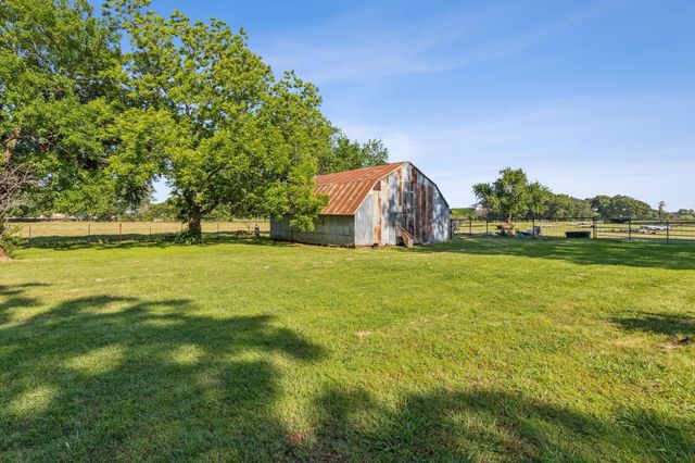 405 W Clifton Street, Pilot Point, TX 76258