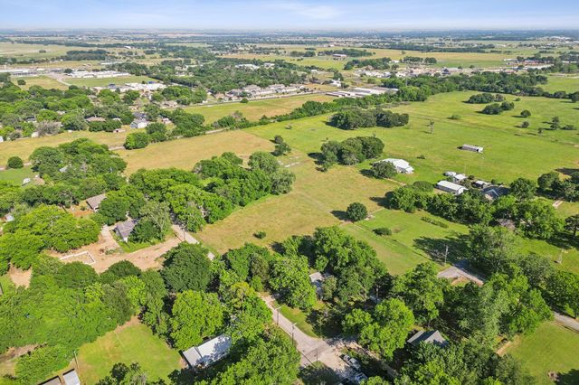 405 W Clifton Street, Pilot Point, TX 76258