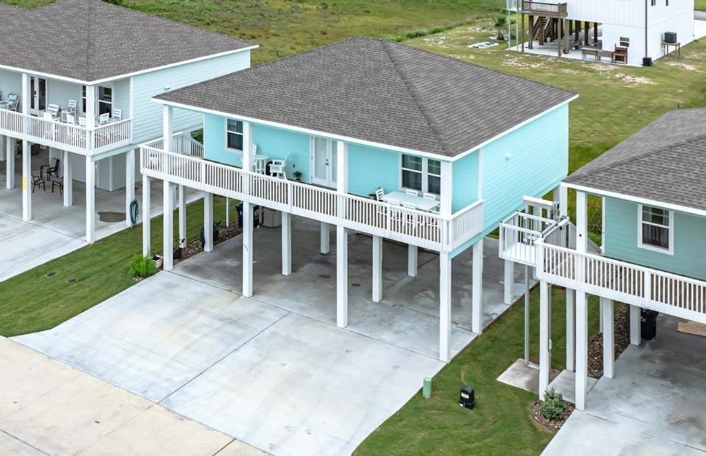 195 Paradise Dr, Rockport, TX 78382 — photo 2