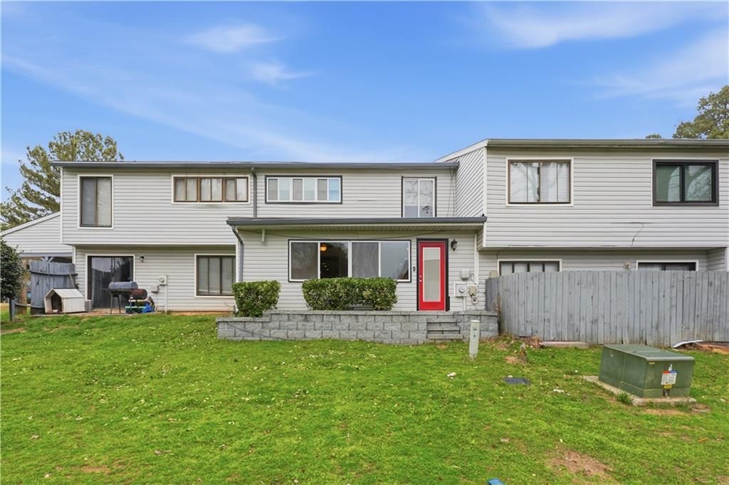 Image 2 of property listing at 538 Country Greens Drive, Jonesboro, GA 30238