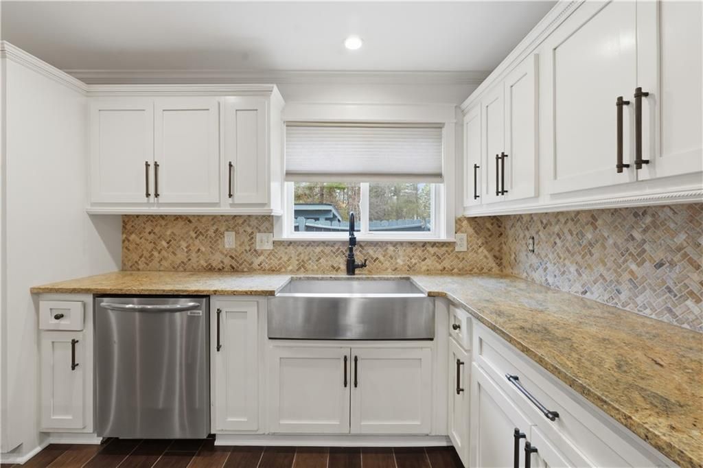 Image 8 of property listing at 538 Country Greens Drive, Jonesboro, GA 30238