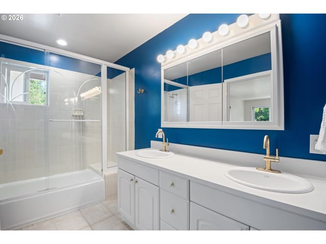 36723 E HIST COLUMBIA RIVER Hwy, Corbett, OR 97019