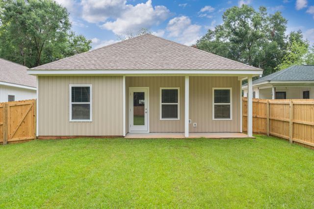 1359 E Chestnut Avenue, Crestview, FL 32539