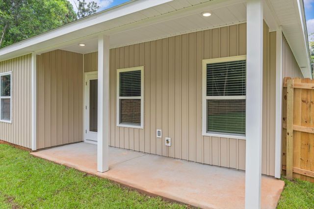 1359 E Chestnut Avenue, Crestview, FL 32539