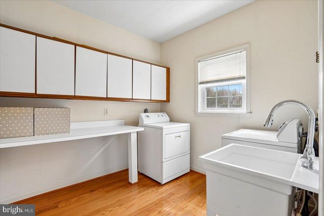 5 MAIDENS BOWER CT, Potomac, MD 20854