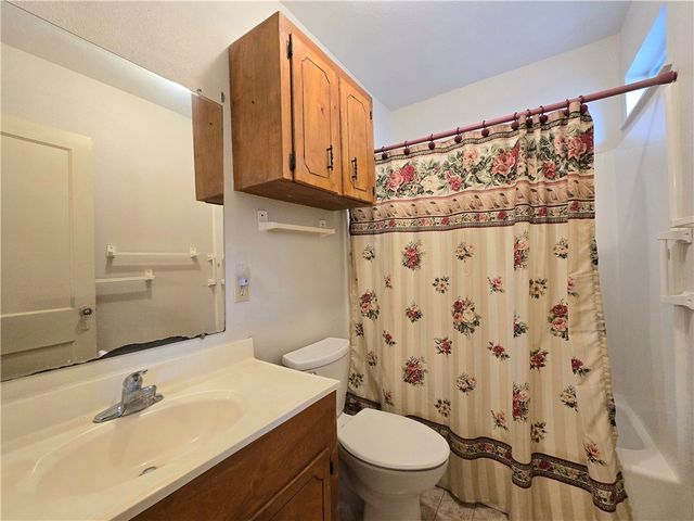 1105 E 5th St, Alice, TX 78332