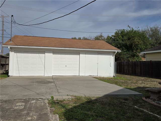 1105 E 5th St, Alice, TX 78332