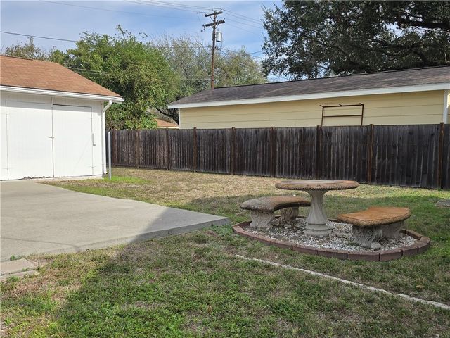 1105 E 5th St, Alice, TX 78332
