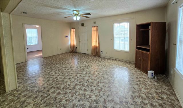 1105 E 5th St, Alice, TX 78332