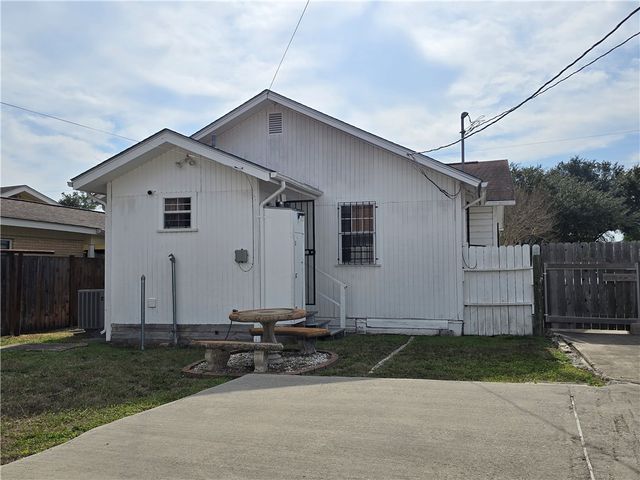 1105 E 5th St, Alice, TX 78332