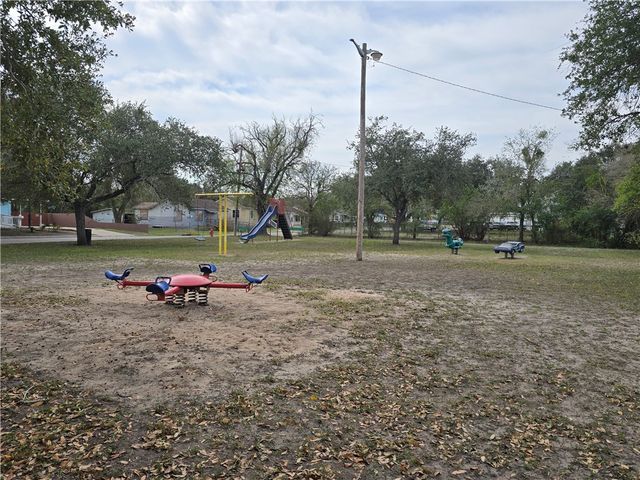 1105 E 5th St, Alice, TX 78332