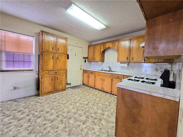 1105 E 5th St, Alice, TX 78332