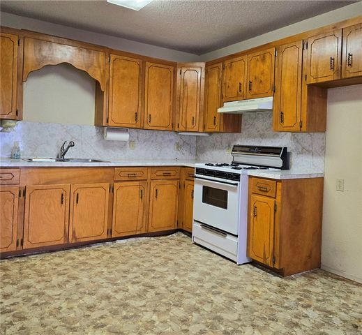 1105 E 5th St, Alice, TX 78332