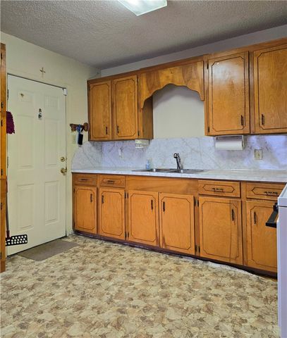 1105 E 5th St, Alice, TX 78332