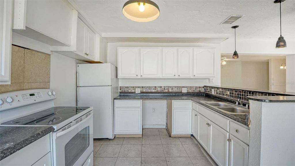 Image 14 of property listing at 6008 9TH STREET E, Bradenton, FL 34203