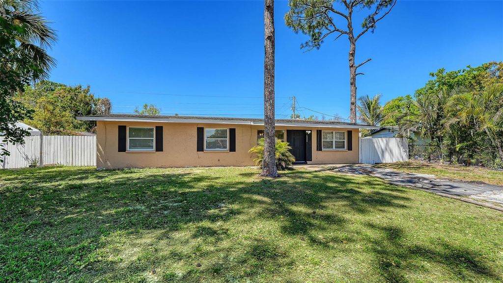 Image 3 of property listing at 6008 9TH STREET E, Bradenton, FL 34203