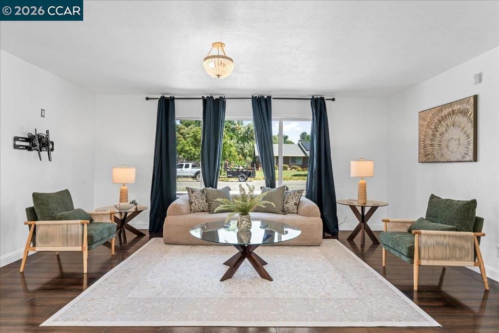 Image 2 of property listing at 8920 Barrhill Way, Fair Oaks, CA 95628