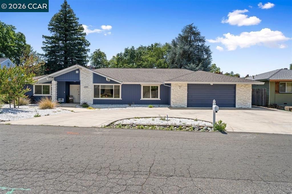 Image 3 of property listing at 8920 Barrhill Way, Fair Oaks, CA 95628