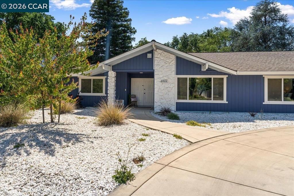 Image 4 of property listing at 8920 Barrhill Way, Fair Oaks, CA 95628