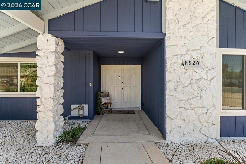 Image 5 of property listing at 8920 Barrhill Way, Fair Oaks, CA 95628