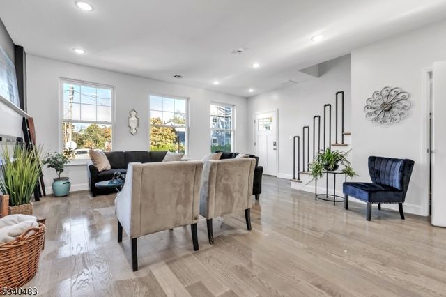 24 Albert St, Middletown Twp., NJ 07701